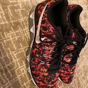 Nike tailwind rare flower design